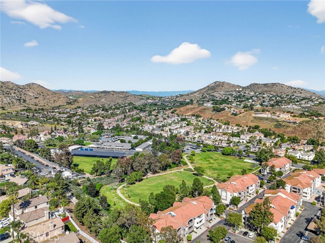 Detail Gallery Image 5 of 58 For 1937 Madera Cir, Corona,  CA 92879 - 4 Beds | 3 Baths