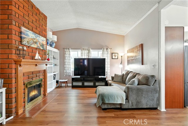11811 La Serna Drive, Whittier CA: https://media.crmls.org/medias/53af6f0d-338b-4793-b552-7be37cdf8498.jpg