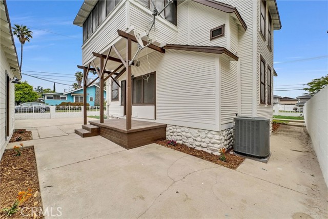 239 N San Antonio Avenue, Upland CA: https://media.crmls.org/medias/53b595f7-3160-48ea-b177-a5ec89336bdc.jpg