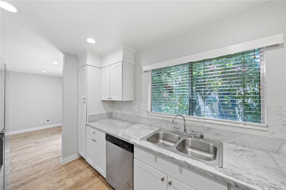 Detail Gallery Image 13 of 39 For 7321 Lennox Ave #F5,  Van Nuys,  CA 91405 - 2 Beds | 2/1 Baths