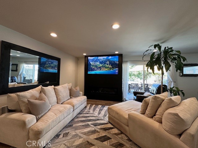 Detail Gallery Image 5 of 19 For 8091 Valencia Dr, Huntington Beach,  CA 92647 - 3 Beds | 2 Baths