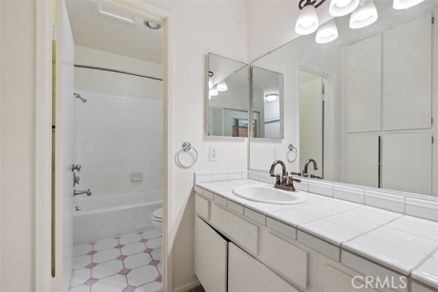 Detail Gallery Image 6 of 25 For 14315 Riverside Dr #209,  Sherman Oaks,  CA 91423 - 2 Beds | 2 Baths