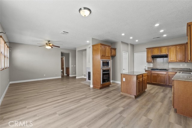 Detail Gallery Image 10 of 41 For 2455 Delicious Ln, Palmdale,  CA 93551 - 4 Beds | 3 Baths