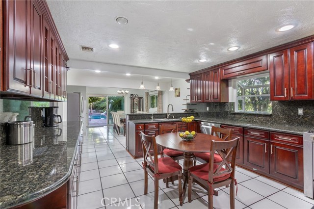 Detail Gallery Image 12 of 35 For 9340 Burnet Ave, North Hills,  CA 91343 - 5 Beds | 2/1 Baths