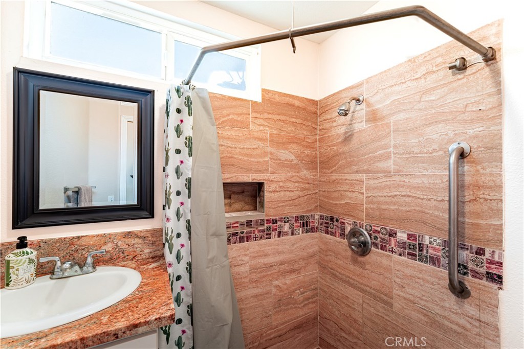 https://media.crmls.org/medias/53c4c796-d7de-44e6-8397-5aa546da2cec.jpg?preset=X-Large