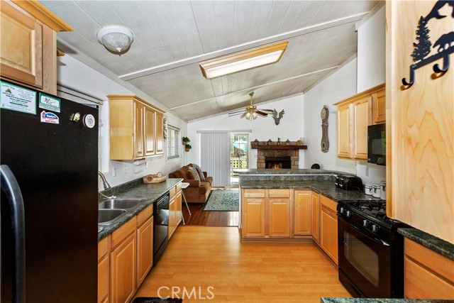 Detail Gallery Image 9 of 26 For 329 E Sherwood Bld, Big Bear City,  CA 92314 - 3 Beds | 2 Baths