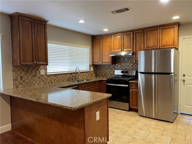 Detail Gallery Image 5 of 19 For 2538 N Thorne, Fresno,  CA 93704 - 5 Beds | 3 Baths