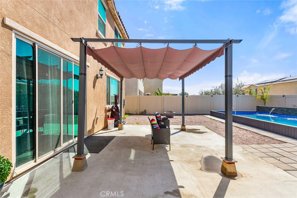 https://media.crmls.org/medias/53c931f3-a087-4901-9dfc-5e9cea155bd4.jpg?preset=X-Large