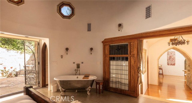 Detail Gallery Image 5 of 18 For 8978 Wonderland Ave, Los Angeles,  CA 90046 - 3 Beds | 2/1 Baths