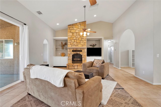 Detail Gallery Image 7 of 65 For 8250 Snow Cap, Pinon Hills,  CA 92372 - 3 Beds | 2/1 Baths