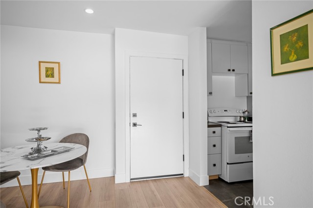 Detail Gallery Image 3 of 22 For 5460 White Oak #G324,  Encino,  CA 91316 - 1 Beds | 1 Baths