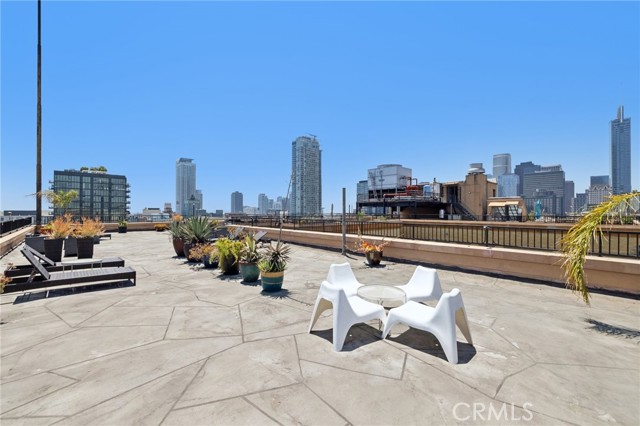 215 W 7th Street, Los Angeles CA: https://media.crmls.org/medias/53d55494-57af-4b51-9030-12370a2b9f34.jpg