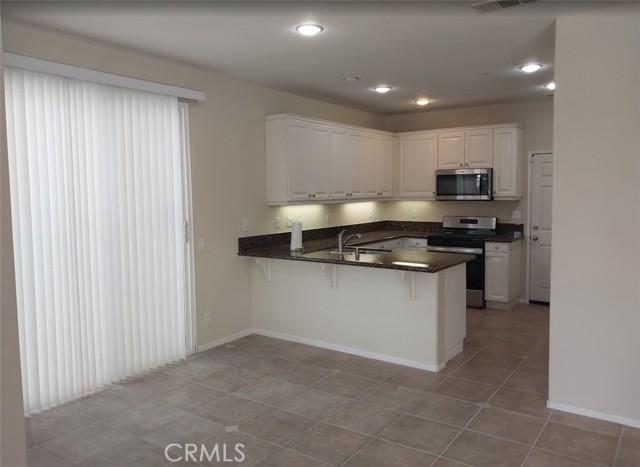 Detail Gallery Image 4 of 11 For 9772 Edenbrook Dr, Riverside,  CA 92503 - 3 Beds | 2/1 Baths