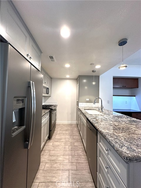 Detail Gallery Image 12 of 18 For 11630 Warner #414,  Fountain Valley,  CA 92708 - 2 Beds | 1/1 Baths