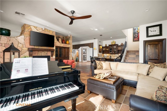 Detail Gallery Image 10 of 54 For 15001 Colonia De Las Rosas, Bakersfield,  CA 93306 - 4 Beds | 3/1 Baths