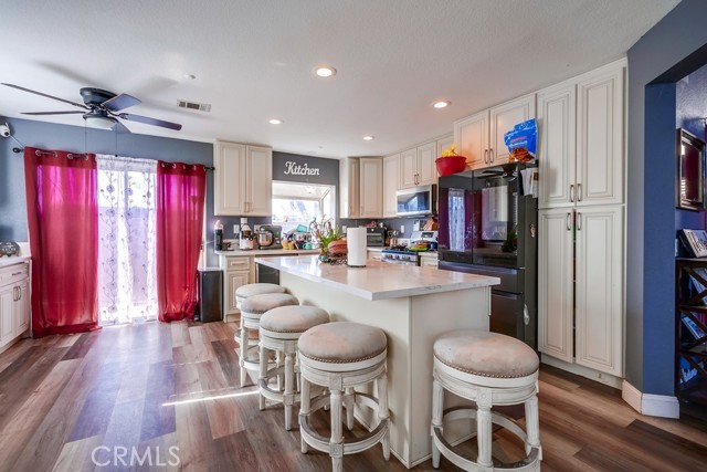 11484 Lime Orchard Lane, Fontana CA: https://media.crmls.org/medias/53dcf5f0-d949-4a3a-b160-1a70718a7ba6.jpg