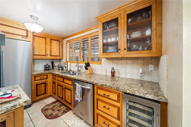 Detail Gallery Image 3 of 22 For 3665 E 1st #202,  Long Beach,  CA 90803 - 2 Beds | 2 Baths