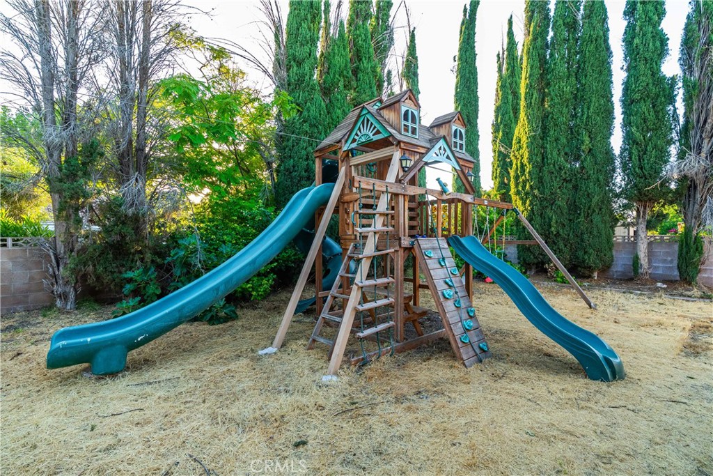 https://media.crmls.org/medias/53e0cc27-7cee-4537-bb95-a0147b1c4692.jpg?preset=X-Large