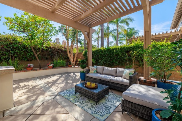 22 Modesto, Irvine CA: https://media.crmls.org/medias/53e17658-478b-4fdd-81f8-f53084643bb0.jpg