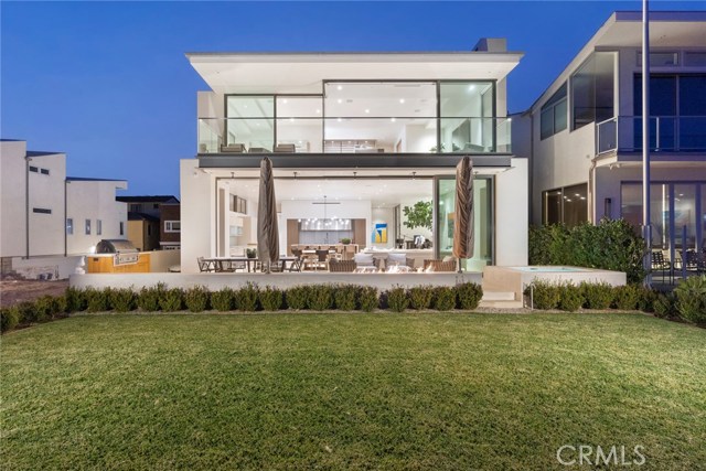 Detail Gallery Image 3 of 27 For 2108 E Oceanfront, Newport Beach,  CA 92661 - 5 Beds | 5/1 Baths