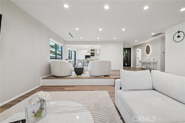 Detail Gallery Image 12 of 31 For 15937 Londelius St, North Hills,  CA 91343 - 3 Beds | 3 Baths