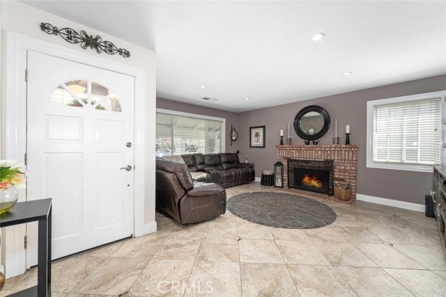 6786 Molokai Drive, Cypress CA: https://media.crmls.org/medias/53e95749-792b-4ec5-b2a4-5bf2f766242d.jpg