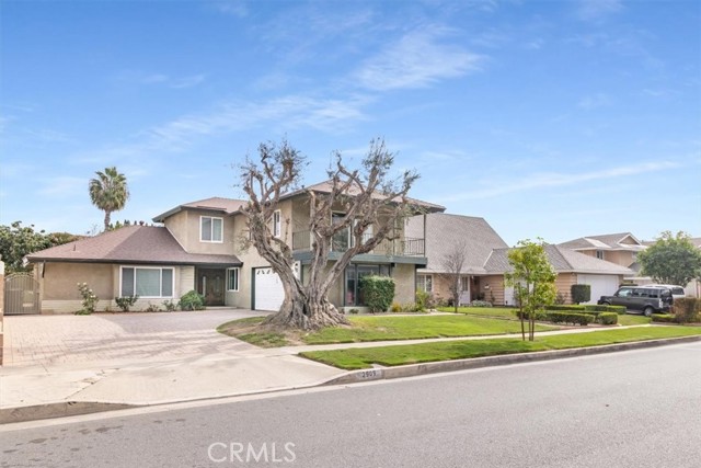 Detail Gallery Image 4 of 47 For 2909 S Rita Way, Santa Ana,  CA 92704 - 6 Beds | 4 Baths