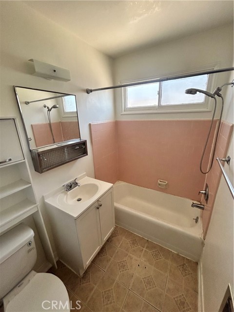 18127 Roscoe Boulevard # 5, Northridge (los Angeles), California 91325, 1 Bedroom Bedrooms, ,1 BathroomBathrooms,Residential Lease,For Rent,18127 Roscoe Boulevard # 5,CRSR24167811