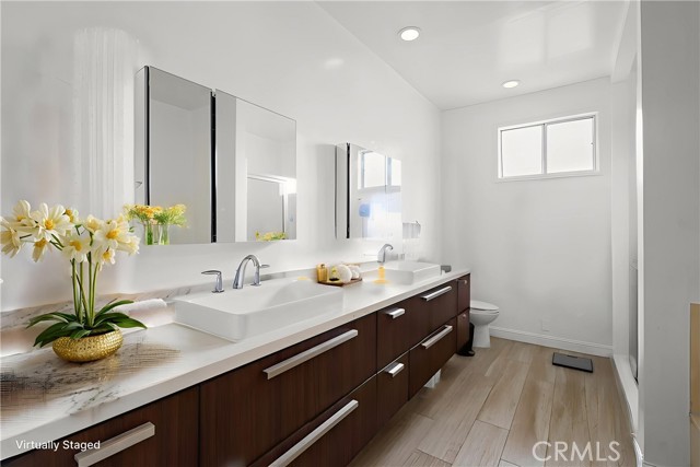 Detail Gallery Image 9 of 19 For 241 S Reeves Dr #302,  Beverly Hills,  CA 90212 - 2 Beds | 2/1 Baths