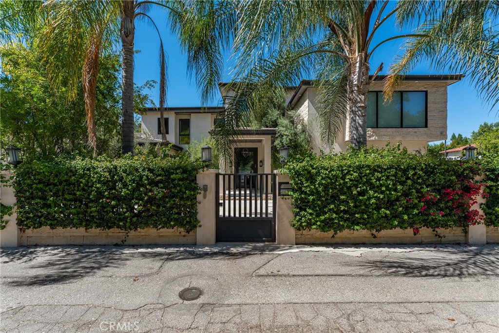 5334 Encino Avenue — Modern
