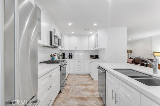 Detail Gallery Image 15 of 36 For 6226 Nita Ave, Woodland Hills,  CA 91367 - 2 Beds | 2/1 Baths