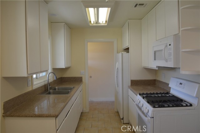 Detail Gallery Image 3 of 20 For 1402 Stevely Ave, Long Beach,  CA 90815 - 3 Beds | 2 Baths