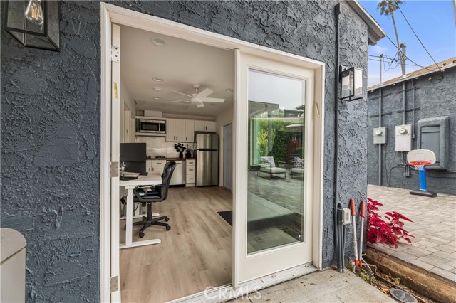 2818 S Holt Avenue, Los Angeles CA: https://media.crmls.org/medias/53f1f682-5eda-4609-a213-f8dbfc683331.jpg
