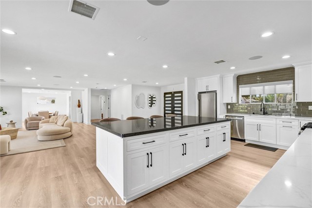 Detail Gallery Image 22 of 46 For 23245 Gonzales Dr, Woodland Hills,  CA 91367 - 5 Beds | 3 Baths