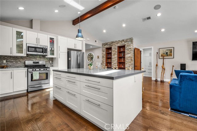 Detail Gallery Image 13 of 34 For 5948 Hesperia Ave, Encino,  CA 91316 - 3 Beds | 2/1 Baths