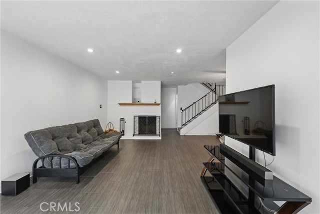 Detail Gallery Image 6 of 47 For 8121 Canby Ave #4,  Reseda,  CA 91335 - 3 Beds | 3 Baths