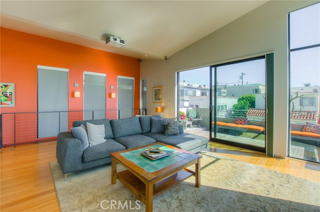 217 39th Street, Manhattan Beach, California 90266, 4 Bedrooms Bedrooms, ,4 BathroomsBathrooms,Residential,Sold,39th,SB17050744