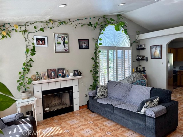 Detail Gallery Image 2 of 20 For 15162 Cambria St, Fontana,  CA 92335 - 4 Beds | 2 Baths