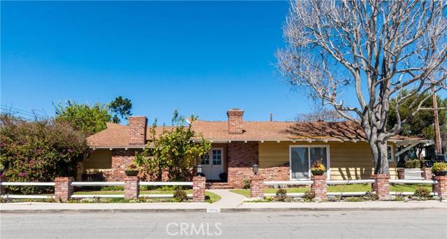 1701 Poinsettia Avenue, Manhattan Beach, California 90266, 3 Bedrooms Bedrooms, ,3 BathroomsBathrooms,Residential,Sold,Poinsettia,SB17048010