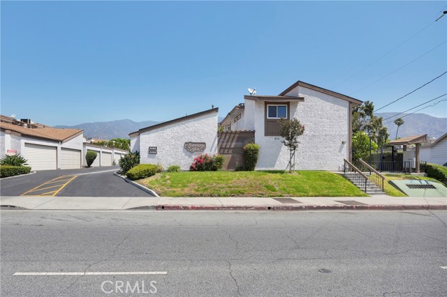 1047 E Huntington Drive, Monrovia CA: https://media.crmls.org/medias/54038f27-1272-4f1b-90b9-a601a21189e0.jpg