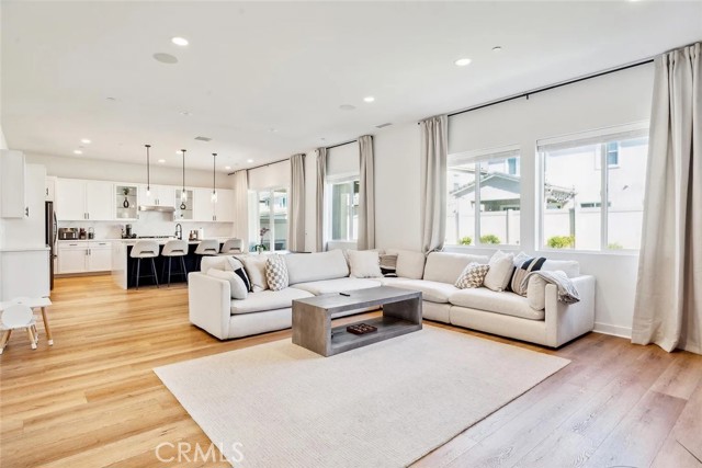 Detail Gallery Image 4 of 14 For 17715 Hillside, Saugus,  CA 91350 - 4 Beds | 4 Baths