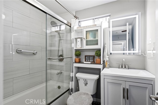 765 E 52nd Place, Los Angeles CA: https://media.crmls.org/medias/540789be-acd6-4b69-84d9-e0bd2e8cfd17.jpg