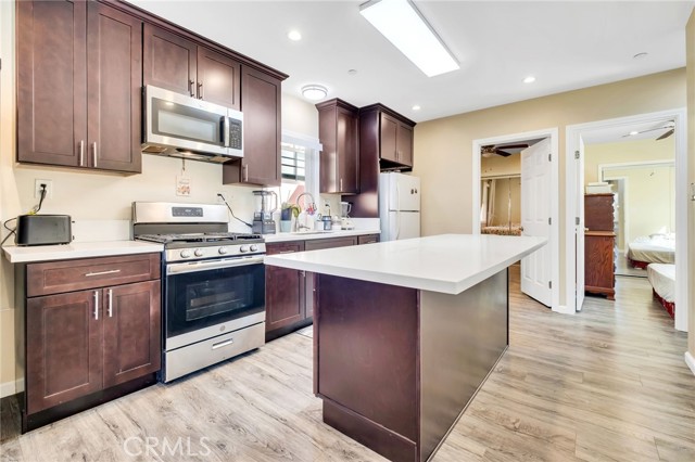 Detail Gallery Image 11 of 73 For 1972 Olive, Long Beach,  CA 90806 - 6 Beds | 4 Baths