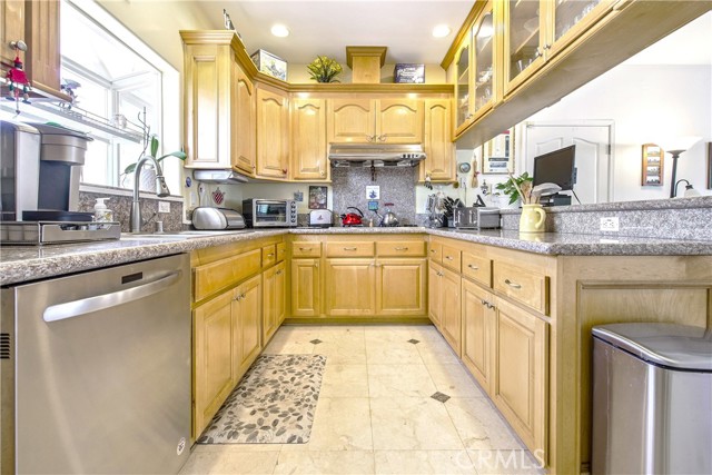 Detail Gallery Image 10 of 29 For 2313 Nelson a,  Redondo Beach,  CA 90278 - 4 Beds | 3/1 Baths