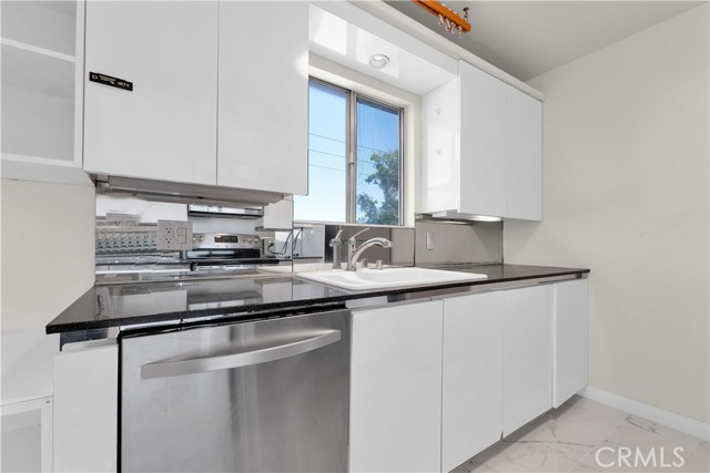 Image 14 of 31 For 532 Rossmore Avenue 411