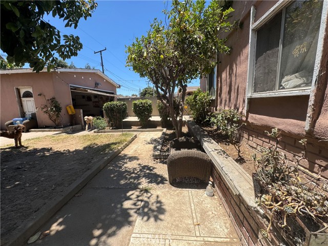 2124 W Civic Center Drive, Santa Ana CA: https://media.crmls.org/medias/540b9b09-c1a1-4e65-b067-23f8d1dd55b2.jpg