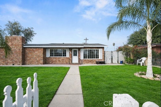 Detail Gallery Image 4 of 23 For 1320 White Ln, Bakersfield,  CA 93307 - 4 Beds | 2 Baths