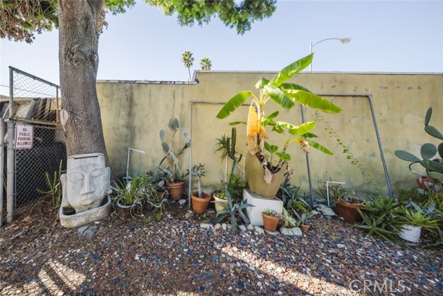 2006 E Foothill Boulevard, Pasadena CA: https://media.crmls.org/medias/54127a2c-d5ed-4ba7-860a-c721dd50796c.jpg