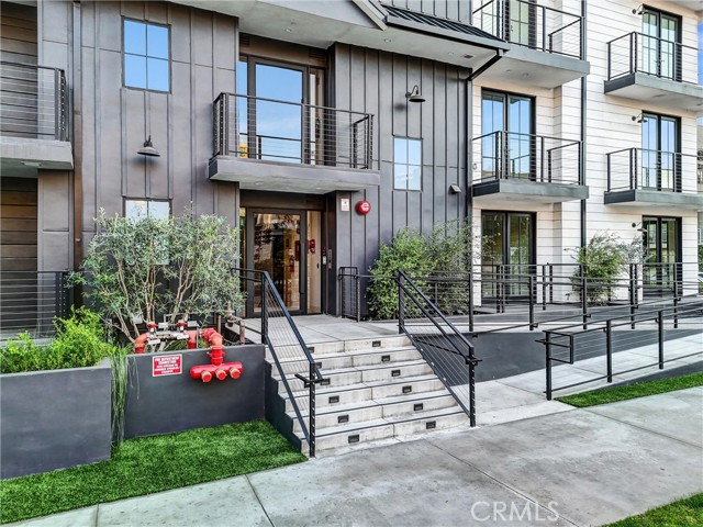 Detail Gallery Image 4 of 44 For 10352 Riverside Dr 102a,  Toluca Lake,  CA 91602 - 2 Beds | 2/1 Baths