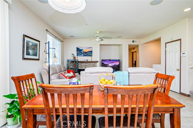 15138 Holiday Drive, Fontana CA: https://media.crmls.org/medias/5415ceb8-09ae-4f69-9dec-044dbd126c91.jpg